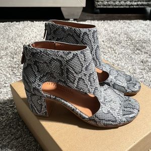 GENTLE SOULS CHARLENE BLOCK HEEL SANDAL